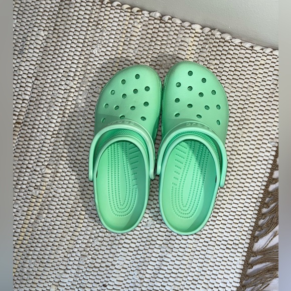 Crocs Unisex-Adult Classic Clogs. Color is pistachio. Size is W10 M8 - Picture 1 of 3